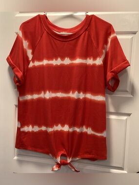 Como Vintage Red Tie-Dye Short Sleeve Top with Front Tie. Medium